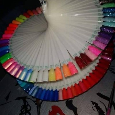 Mostruário em leque com amostras de verniz de unhas em várias cores e texturas