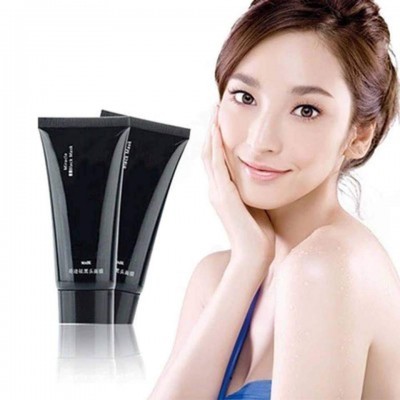 Mujer com piel clara al lado de tubos negros brillantes