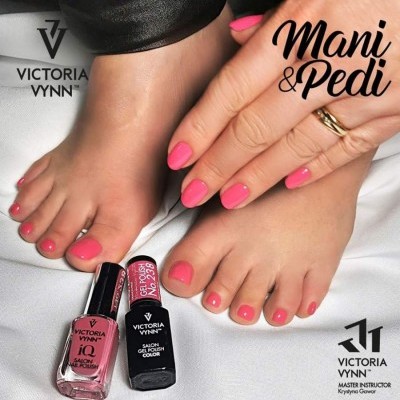 Mãos e pés com unhas cor-de-rosa e verniz Victoria Vynn