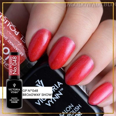 Unhas vermelhas brilhantes com verniz gel Victoria Vynn NR.048 Broadway Show