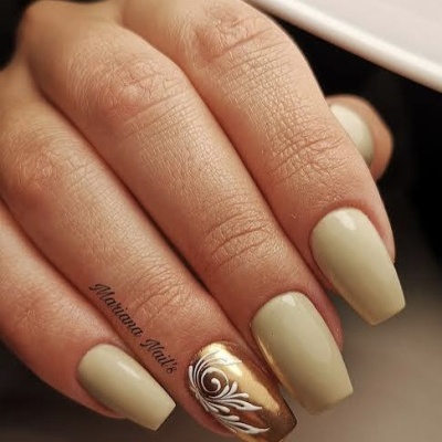 Unhas quadradas com verniz bege mate e decoração dourada com desenho floral branco