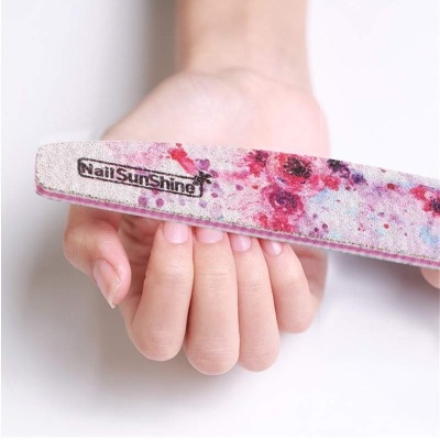 lima de unhas Floral NailSunShine com padrão colorido segurada por mão