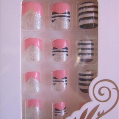 Unhas postiças adesivas WYNIE com padrão rosa, branco e riscas pretas em embalagem branca e castanha