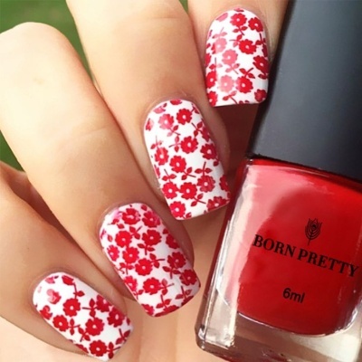 Unhas com padrão de flores vermelhas e verniz BORN PRETTY vermelho
