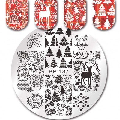 Placa metálica redonda com estampas natalícias em preto e quatro unhas decoradas em vermelho e branco.