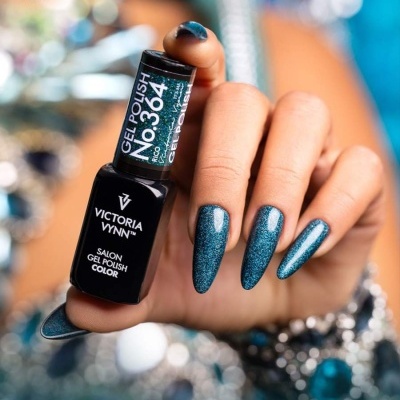 Frasco de verniz gel Victoria Vynn No. 364 com unhas azuis brilhantes e glitter