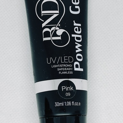 Embalagem preta de gel Powder Gel RND com texto e indicação de cor Pink 09 em fundo branco