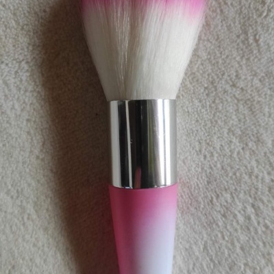 Pincel de maquilhagem rosa e branco com ferragem metálica prateada