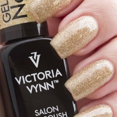 Verniz gel Victoria Vynn preto com unhas douradas brilhantes