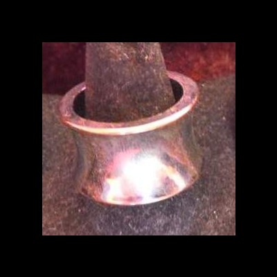 Anel prateado brilhante no suporte preto