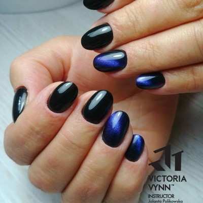 Unhas com verniz preto e azul metálico cintilante, texto Victoria Vynn Instrutor