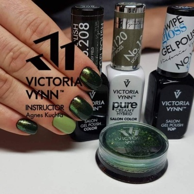 Frascos de verniz gel Victoria Vynn e mãos com unhas pintadas verdes