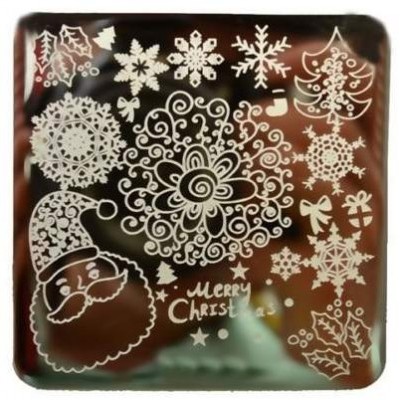 chocolate quadrado com desenhos brancos natalícios e texto 'MERRY CHRISTMAS'