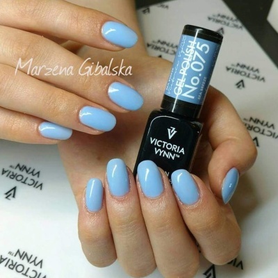 Unhas pintadas de azul claro com esmalte Victoria Vynn Gel Polish Nº 075