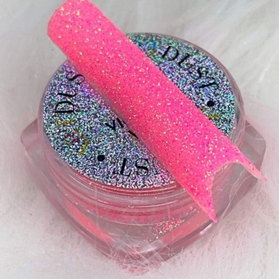 Pó de glitter para unhas em recipiente transparente com tampa prateada, unha postiça rosa brilhante em cima