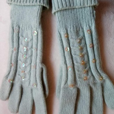 Luvas de malha cinza claro com lantejoulas brilhantes e punhos dobrados