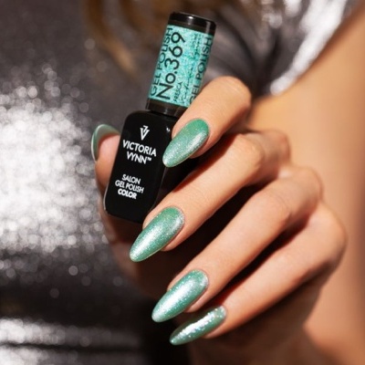 Frasco de verniz gel Victoria Vynn e unhas pintadas de verde metálico