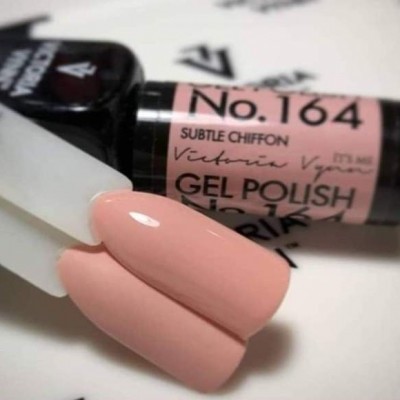Frasco de gel polish rosa claro e amostra da cor aplicada em amostras de plástico