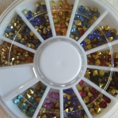 Roda branca com strass coloridos variados