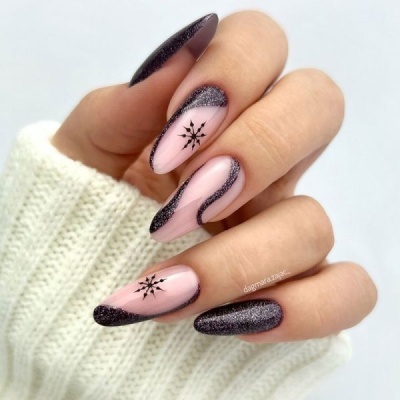 Unhas postiças rosa claro com detalhes pretos glitter e desenhos minimalistas