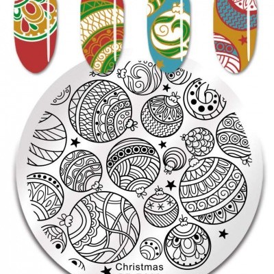 Placa de carimbo para unhas com desenhos de bolas de Natal preto sobre branco e unhas decoradas coloridas