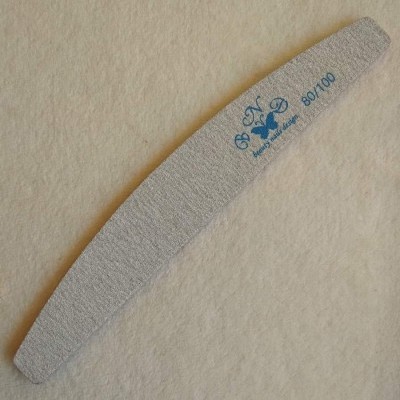 lima para unhas cinza curva com texto azul sobre tecido bege