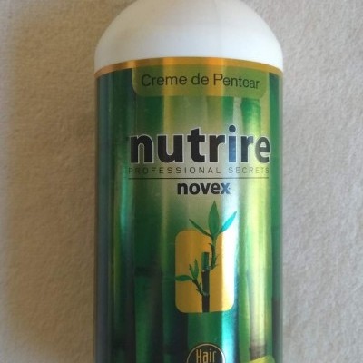 frasco verde e dourado de creme de pentear Novex nutrire broto de bambu