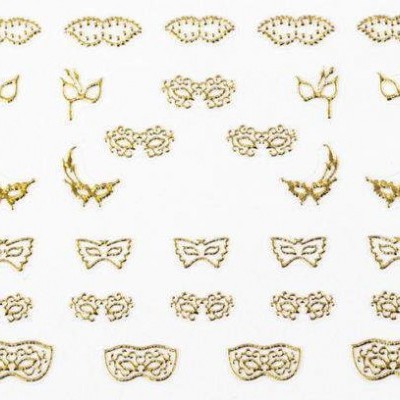 Conjunto de acessórios dourados para unhas com várias formas em fundo branco