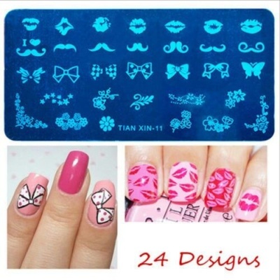 Placa azul com carimbos brancos para unhas, designs variados, usada em unhas decoradas rosas