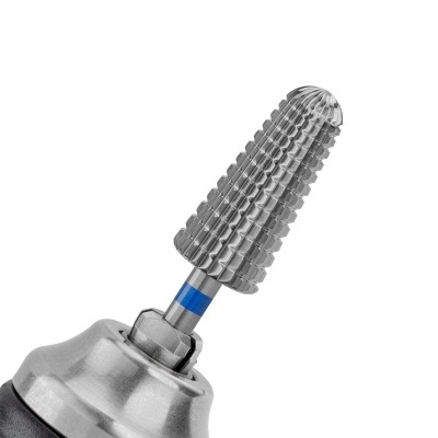 Broca rotativa metálica prateada com ranhuras em cone numa base metálica azul