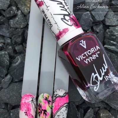 Esmalte de unha Victoria Vynn vinho com unhas postiças decoradas artisticamente