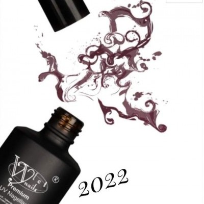 Frasco preto de verniz para unhas com tampa removida e verniz bordô a derramar artisticamente