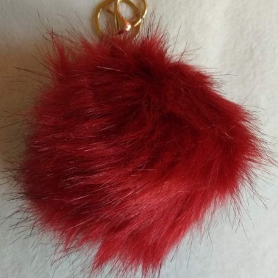 Chaveiro pompom vermelho com argolas metálicas douradas