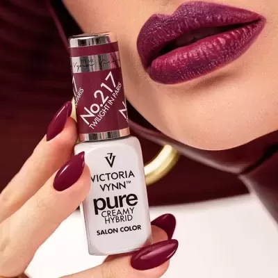 Frasco de verniz de unhas vinho azul escuro com unhas e lábios combinando