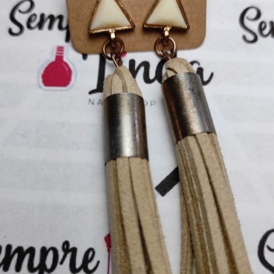 brincos com franjas bege e base triangular