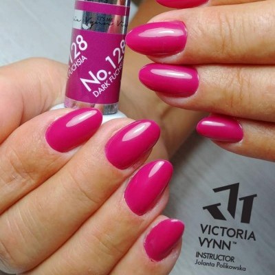 Unhas pintadas de fúcsia escuro com verniz Victoria Vynn No. 128