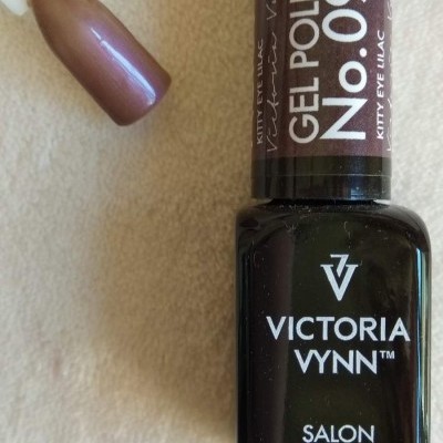 Verniz Gel Victoria Vynn KITTY EYE LILAC No 097 com amostra de cor lilás metálica
