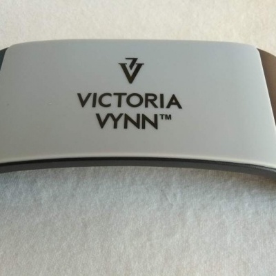 Lâmpada UV/LED para unhas branca e cinza com logotipo Victoria Vynn
