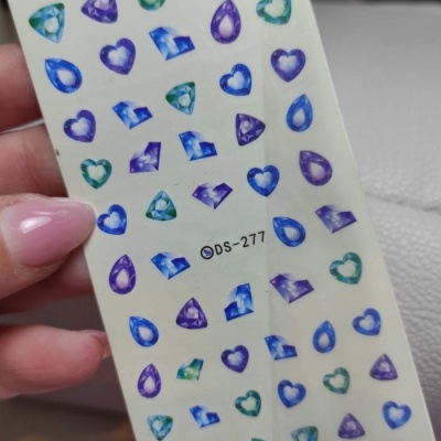 Folha de adesivos decorativos de unhas com formas variadas e cores azul, roxo e verde
