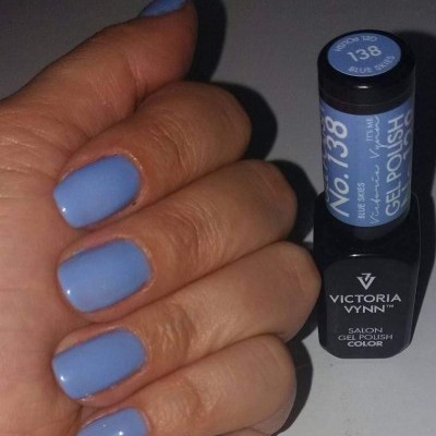 Esmalte gel Victoria Vynn azul número 138 e mãos com unhas pintadas da mesma cor