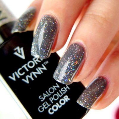 Unhas pintadas com verniz de gel cinza escuro com glitter, frasco de verniz preto Victoria Vynn