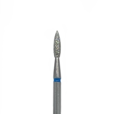 Broca para unhas de diamante com eixo metálico e anel azul sobre fundo branco