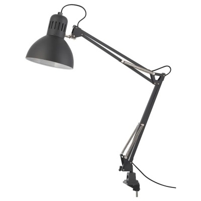 Candeeiro de secretária articulado preto com suporte de fixação.