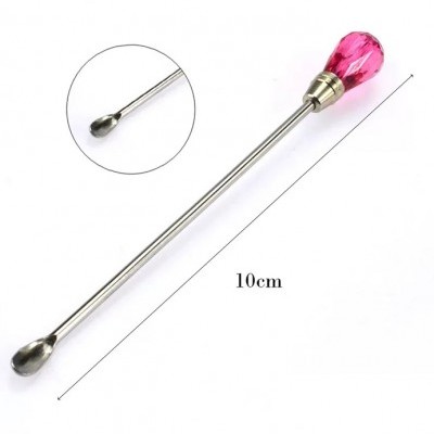 Espeto metálico prateado com pega rosa e 10 cm.