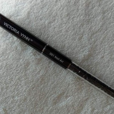 Lápis de maquilhagem preto VICTORIA VYNN 001 NAIL ART sobre tecido branco