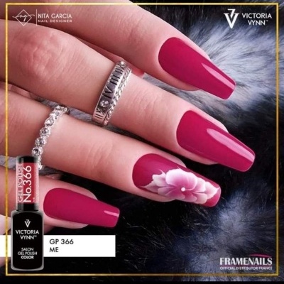 Unhas compridas com verniz vinho mate e decoração floral branca e rosa em fundo preto peludo