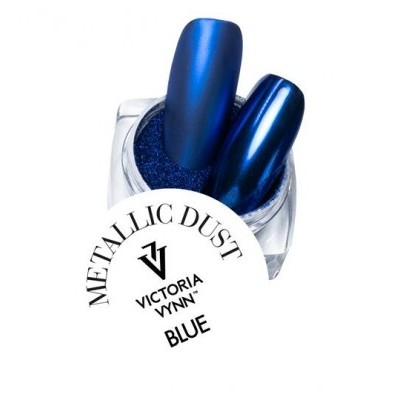 Frasco de verniz de unhas metálico azul da Victoria Vynn com unhas postiças azuis dentro.