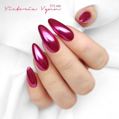 Unhas pintadas rosa metálico brilhante com texto Victoria Vyan