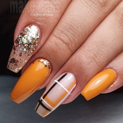 Unhas decoradas com glitter, cor laranja e padrão geométrico