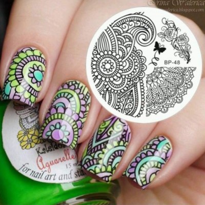 Unhas decoradas com padrão floral e geométrico colorido e carimbo preto BP-48